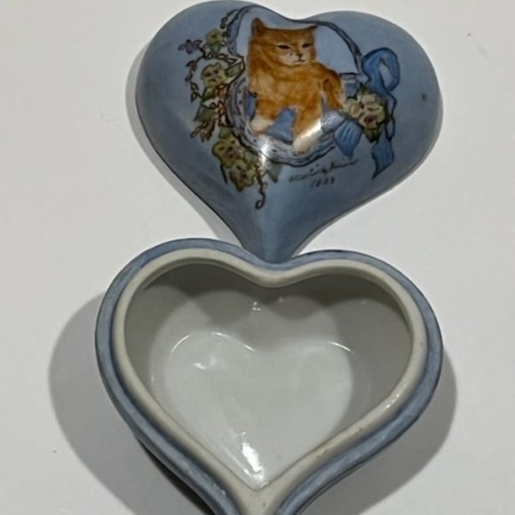 Cat Hand Painted Heart Trinket  Box Ceramic Porcelain Signed by artist - Picture 2 of 6